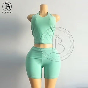 Completo da donna a 2 pezzi con pantaloncini a pois e top con scollo all'americana, personalizzabile con logo, e fascia coordinata - Vendita all'ingrosso - Product Image 2