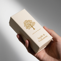 Carte en papier kraft de luxe pour boîtes de parfum cosmétiques gaufrage personnalisé en feuille d'or marque de beauté matériaux promotionnels recyclés