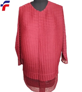 Robes pour femmes en tricot de polyester rouge poppy, plissées et froissées, à manches longues - Product Image 1