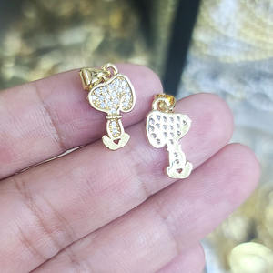 CZ8854 सुंदर मिनी लिटिल टिनी 18K गोल्ड प्लेटेड CZ माइक्रो पेव डॉग चार्म पेंडेंट आभूषण बनाने की आपूर्ति के लिए - Product Image 3
