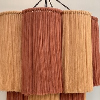 Abat-jour en macramé bohème à franges superposées en forme de pétales de luxe pour les studios de design d'intérieur et les marques hôtelières