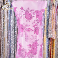 Tissu en dentelle de tulle brodé de fleurs 3D fuchsia de luxe avec strass et sequins pour robe de mariée ou de soirée formelle – Vente en gros