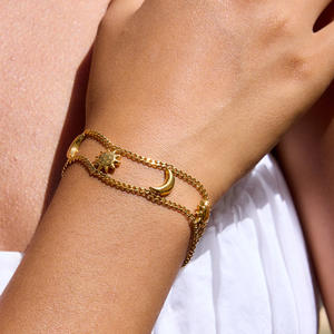 กำไลข้อมือสแตนเลสสตีลแบบคลาสสิกสองสายเคลือบทอง 18K PVD พร้อมจี้พระอาทิตย์พระจันทร์ ของขวัญสำหรับผู้หญิง ขายส่ง - Product Image 1