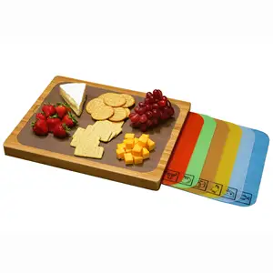 竹制优质木砧板上菜托盘，带7个颜色编码的无BPA垫子，用于切碎面包奶酪水果蔬菜
