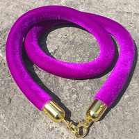 Corde de barrière en velours violet avec crochet métallique pour le contrôle des foules lors d'événements
