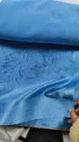 Favorisez un sommeil réparateur profond dans votre havre personnel avec notre tissu occultant en polyester 100 % tissé gaufré en rouleau