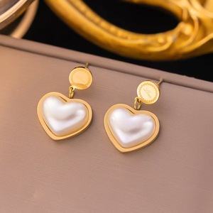 Boucles d'oreilles créoles minimalistes en acier inoxydable plaqué or 18 carats avec perles baroques pendantes - Product Image 5