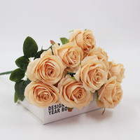 Bouquet hautement réaliste de 10 roses à feuilles bouclées, arrangement floral de style français, décoration intérieure, allée de mariage, photographie en extérieur