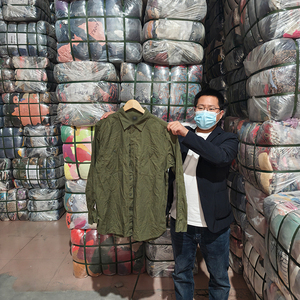 Abbigliamento Usato di Alta Qualità a Prezzo Conveniente, Balle da 100kg, T-shirt Usate per Uomo all'Ingrosso - Product Image 1