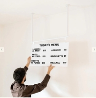 Panneau de menu publicitaire mural en métal pour la vente au détail Support d'affichage de panneaux de lettres monté au plafond