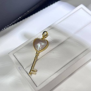 Colgante de Perla en Forma de Corazón Estilo Japonés, 13-16mm, Chapado en Oro sobre Plata, Clásico y Versátil - Product Image 1