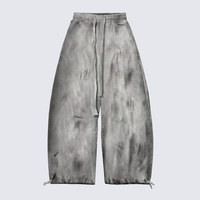 Ensemble de survêtement gris délavé vintage pour homme, avec sweat à capuche zippé intégral à coutures déstructurées et bords bruts, et pantalon oversize à jambes larges, style streetwear