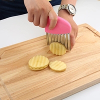 Trancheuse à croustilles en acier inoxydable Frites froissées Salade Coupe ondulée Tranches de pommes de terre hachées Couteau Gadget pratique