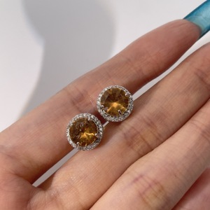 Pendientes de Botón Clásicos de Latón Chapado en Oro con Cuatro Puntas de Tianyu Gems para Mujer con Circonita Naranja de Corte Brillante Redondo - Product Image 1