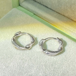 Женские серьги-кольца <span class=keywords><strong>Foxi</strong></span> <span class=keywords><strong>Factory</strong></span> оптом, латунные, модные, с покрытием из 18-каратного золота, витые, маленькие - Product Image 5
