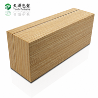Coffret cadeau en bois de chêne naturel de luxe avec finition mate artisanale, charnière dorée, insert et rangement personnalisés