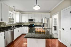 Cuisine moderne sur mesure en chêne de luxe avec plan de travail en quartz pour la décoration intérieure - Product Image 6