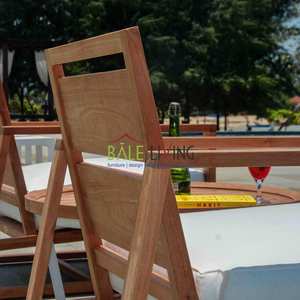 Élégance extérieure avec la chaise Cattalina Bali, fabriquée en teck durable, idéale pour la détente dans le jardin et les repas en plein air. - Product Image 5