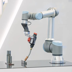 Robot collaboratif à six axes UR16e, charge utile de 16 kg, rayon d'action de 900 mm, pour l'emballage, la distribution, le meulage, IP54 - Product Image 1