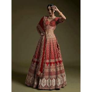 Trendmalls Lehenga Choli classique vintage pour femme, coupe trapèze, en satin brodé, avec sequins dorés et dos en dentelle, comprenant un dupatta - Product Image 1