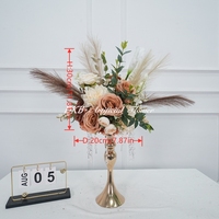 Centro de mesa vintage con rosas marrones y hierba de pampa para decoración de banquetes de boda.