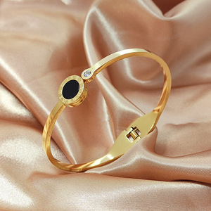 Bracelet ouvert en acier inoxydable noir, élégant et simple, avec chiffres romains, vente en gros - Product Image 5
