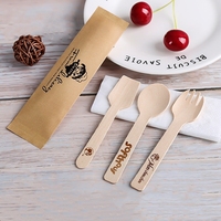 Vente en gros de fourchette cuillère couteau écologique résistant à la chaleur avec serviette en papier couverts jetables boisés en bambou