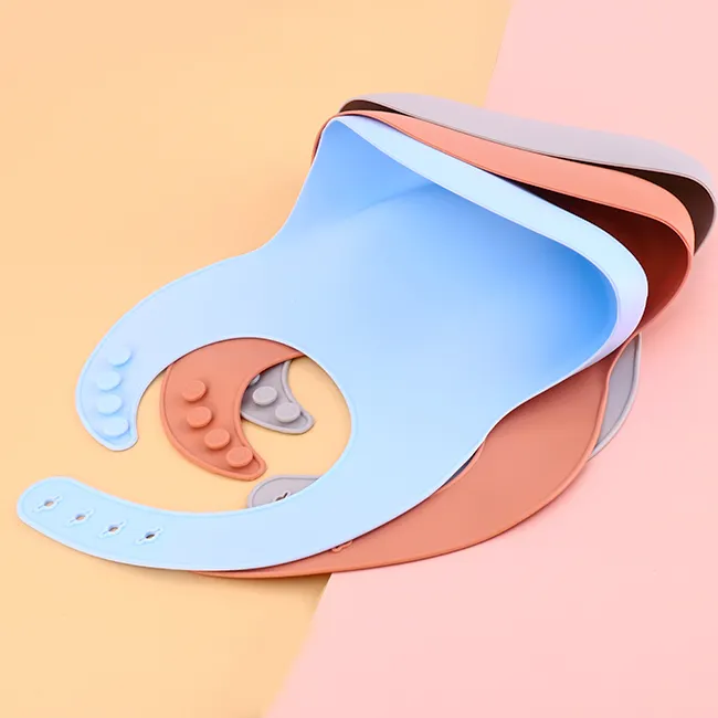 Tablier pour bébé réutilisable personnalisé en gros bavoir pour bébé réglable en silicone imperméable et souple sans BPA pour le placement de cadeau ensemble d'alimentation