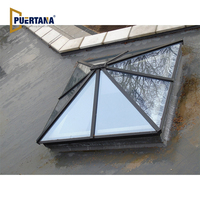 Pares lumineuses en aluminium poli, lampions en verre, métal et métal, plafond en forme de pyramide