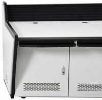 Console de salle de contrôle de luxe à trois places, 1800*900*750mm, poste de travail de bureau incurvé sur mesure pour centres de commandement.