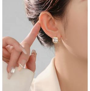 Pendientes de Botón de Oro con Incrustaciones de Circonita de Doble Cara, Estilo de Lujo Ligero de Alta Gama, Hebilla para Oreja, Nuevo Regalo de Moda de Alta Gama - Product Image 5