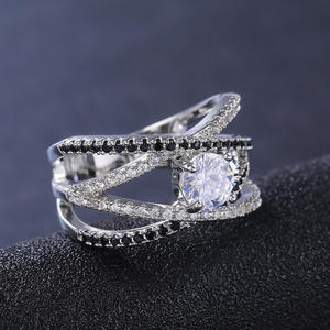 Anello di Fidanzamento F228 per Donna in Oro Bianco con Diamante Naturale Taglio Ovale e Pietre Laterali in Diamante Nero - Product Image 3