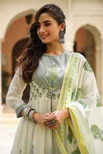 Nouveau costume de style Design exclusif de vêtements de fête en coton longue robe Anarkali de Style indien et pakistanais avec un travail de broderie lourd - Product Image 2