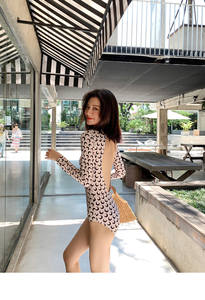 Venta al por mayor de la temporada: Traje de baño coreano de una pieza de manga larga para mujer, con estampado de dientes de luna, que cubre el vientre, adelgazante y sexy. - Product Image 3