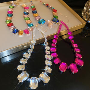 قلادة للنساء والفتيات بالجملة قلادة فاخرة ملونة مربعة من حجر الراين - Product Image 1