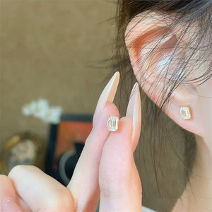 Boucles d'oreilles minimalistes solitaires à 4 griffes en or jaune 18 carats avec diamant de laboratoire taille émeraude, boucles d'oreilles fines, manchette d'oreille, boucles d'oreilles en diamant - Product Image 4
