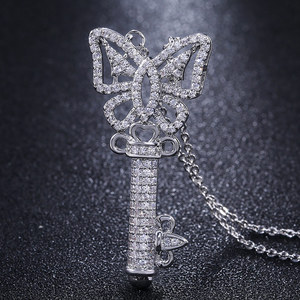 Collana con ciondolo a forma di chiave da donna, catena lunga con intarsi scintillanti, elegante gioiello di moda per tutti i giorni - Product Image 1