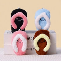 En gros, Mini pantoufle mignonne en peluche, pendentif porte-clés, poupée personnalisée, chaussure en peluche douce pour boutiques de cadeaux et prix de machines à griffes