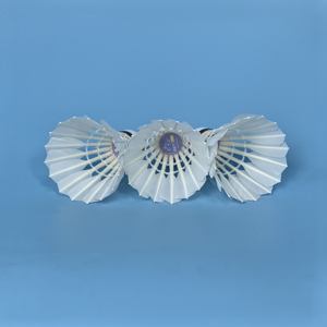 Volant de <span class=keywords><strong>badminton</strong></span> TCX 2000 fabriqué avec des plumes triées avec précision, qui allie budget et performance, et résistance éprouvée sur le terrain. - Product Image 2