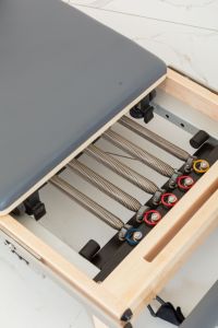 Studio e uso domestico nuovo modello pieghevole <span class=keywords><strong>Reformer</strong></span> logo personalizzato <span class=keywords><strong>Pilates</strong></span> pieghevole <span class=keywords><strong>Reformer</strong></span> macchina pieghevole acero <span class=keywords><strong>Pilates</strong></span> <span class=keywords><strong>Reformer</strong></span> - Product Image 5