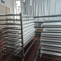 Porte de salle de bain en matériau WPC avec des caractéristiques imperméables et résistantes à l'humidité, parfaite pour les espaces modernes