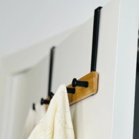 Porte-vêtements et chapeaux durable en bambou avec crochets en fer, idéal pour vêtements, chapeaux et serviettes, produits personnalisables