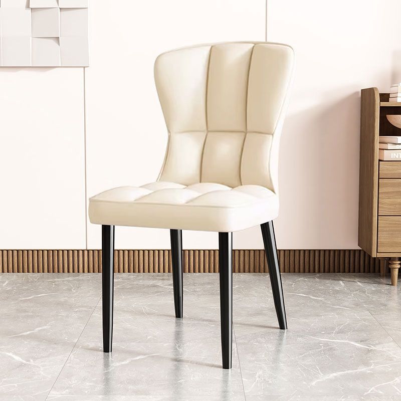 Chaise blanche avec pieds noirs [chaise de salle à manger rembourrée]