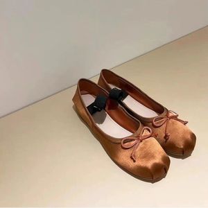 รองเท้าบัลเล่ต์สไตล์เรโทรสำหรับผู้หญิง ยี่ห้อ Miu รุ่นใหม่ หัวรองเท้าผ้าไหมซาติน แบบแมรี่เจน ประดับโบว์ พื้นรองเท้า PU แบบสวม เพิ่มความสูง สำหรับฤดูใบไม้ร่วง - Product Image 4