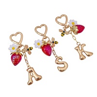 Grensoverschrijdende Europese Amerikaanse Hot Sale ZM0088 26 Bubbelletter Sleutelhanger Aardbei Bij Metaal Minimalistisch CN Tas Hangende hanger