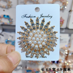 Spilla a farfalla in lega 5,3 cm x 4,0 cm con decorazioni di perle e cristalli, accessorio moda per abbigliamento - Product Image 5