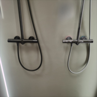Ensemble de douche à effet pluie chaud et froid en laiton avec noyau de vanne en céramique gris, surface brossée, bec de douche en cascade pour hôtels