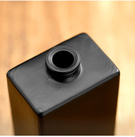 Flacon d'huile de parfum en verre carré noir mat de 30 ml, couleur unie, minimaliste moderne, imprimé sur écran, avec pulvérisateur à pompe, diffuseur à bâtonnets