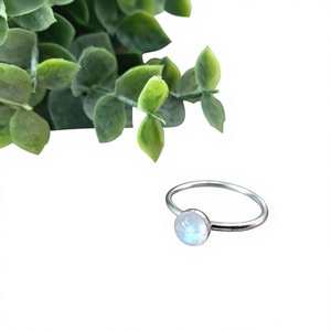 Anillo de Plata con Piedra Lunar Arcoíris Natural, Minimalista, Hecho a Mano, para Venta al Por Mayor de Joyería - Product Image 1