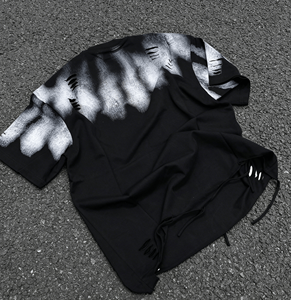 Camiseta Negra Oversize para Hombre, Manga Corta, Cuello Redondo, Estampado con Efecto Goteo, Estilo Urbano, con Dobladillo Desgastado y Patrón Blanco - Product Image 3